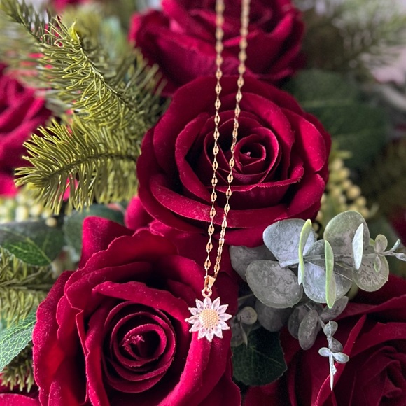 BEAUTIFUL Sunflower Pendant necklace - COMPLIMENTS WILL BE RECEIVED when worn! - Picture 7 of 10